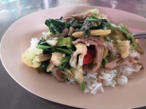 豚肉と野菜の炒め物ライス付(タニン市場)