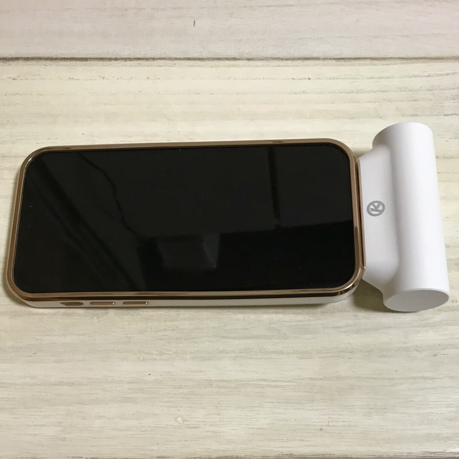 iPhone12Proに小型軽量のモバイルバッテリーを繋いでみた(横)